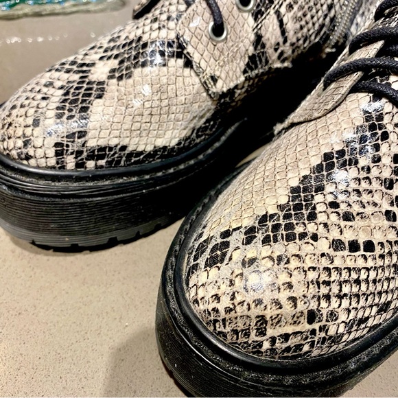 ♥️ Topshop UK 🇬🇧 Black and Cream Snakeskin Combat Boots. Size 8. GOOD AS NEW ! - Picture 7 of 11